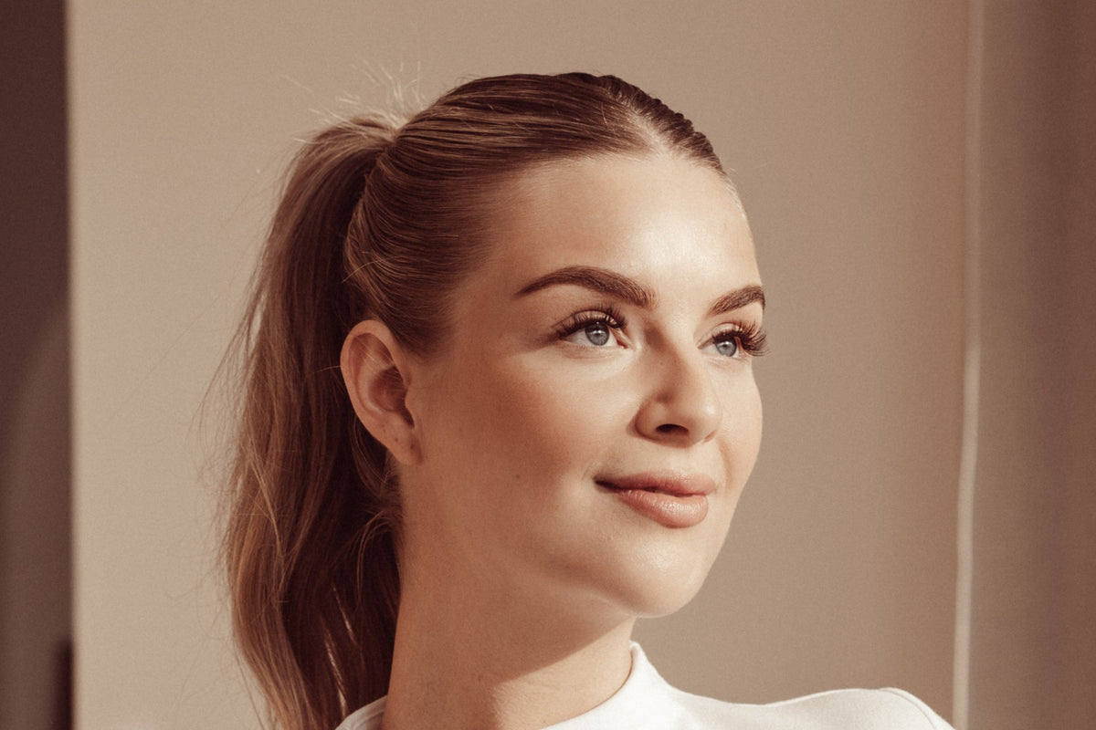 Model met mooie press-on wimpers